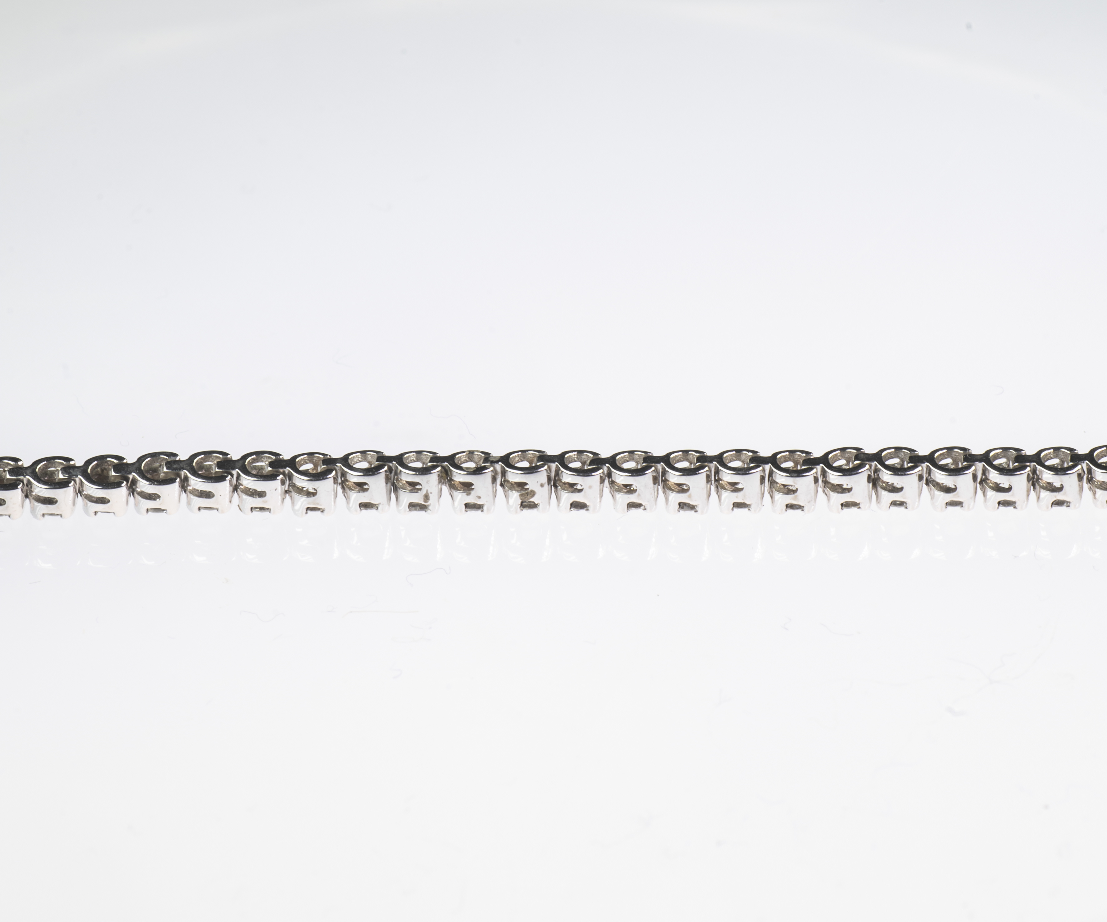 AN 18CT WHITE GOLD AND DIAMOND LINE BRACELET - Image 3 of 3