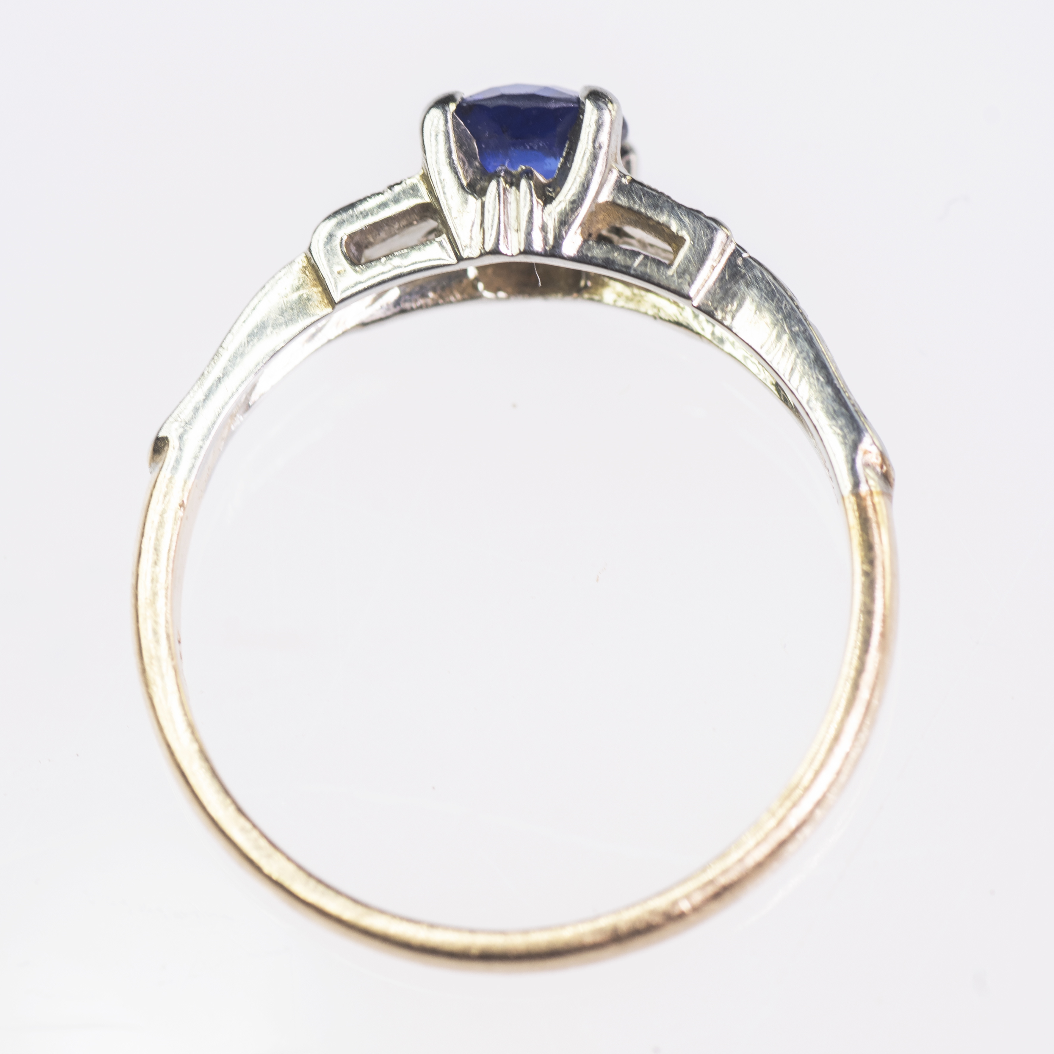 A GOLD AND ROUND CUT SAPPHIRE RING - Image 2 of 3