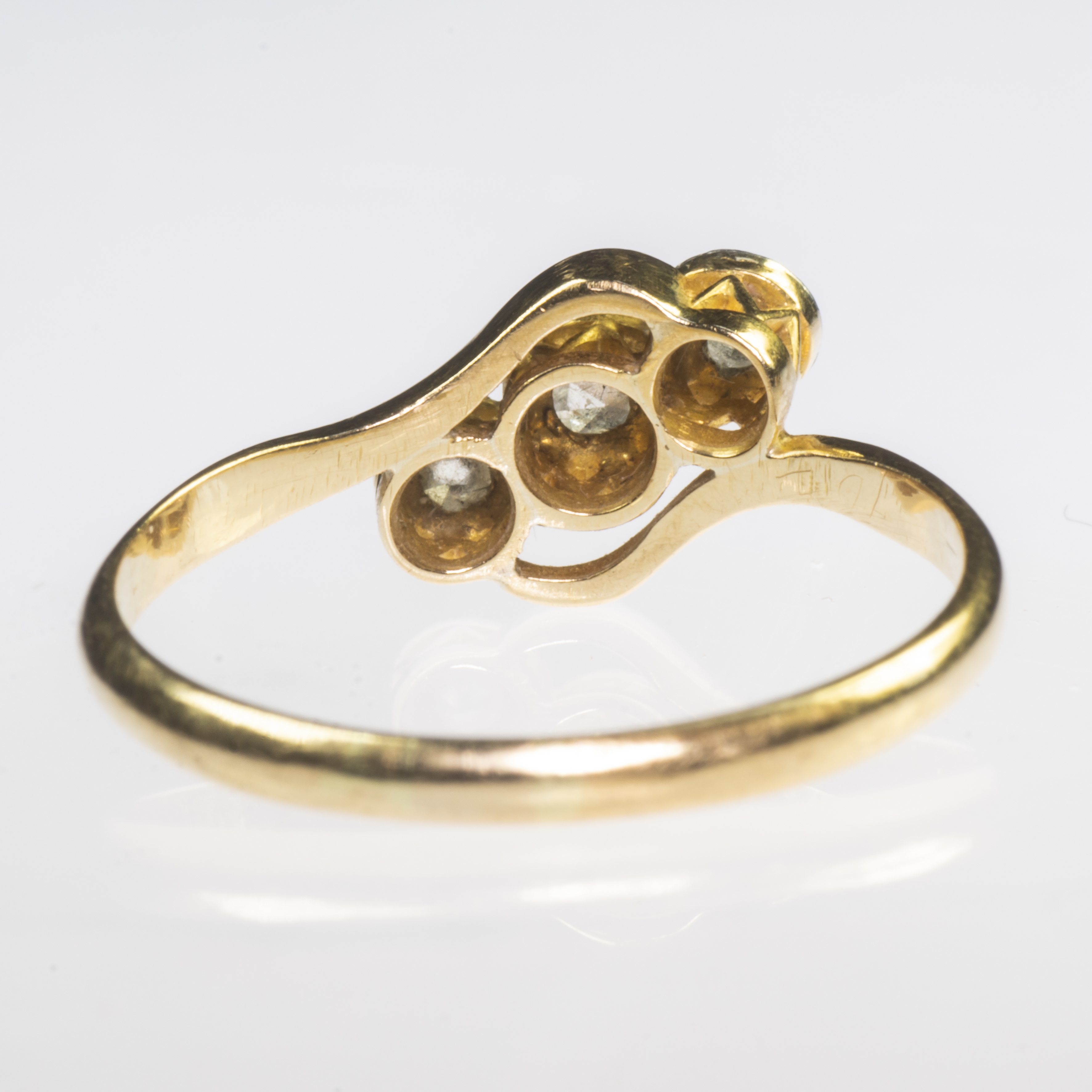 AN 18CT YELLOW GOLD AND PLATINUM DIAMOND SET CROSSOVER RING - Image 3 of 3