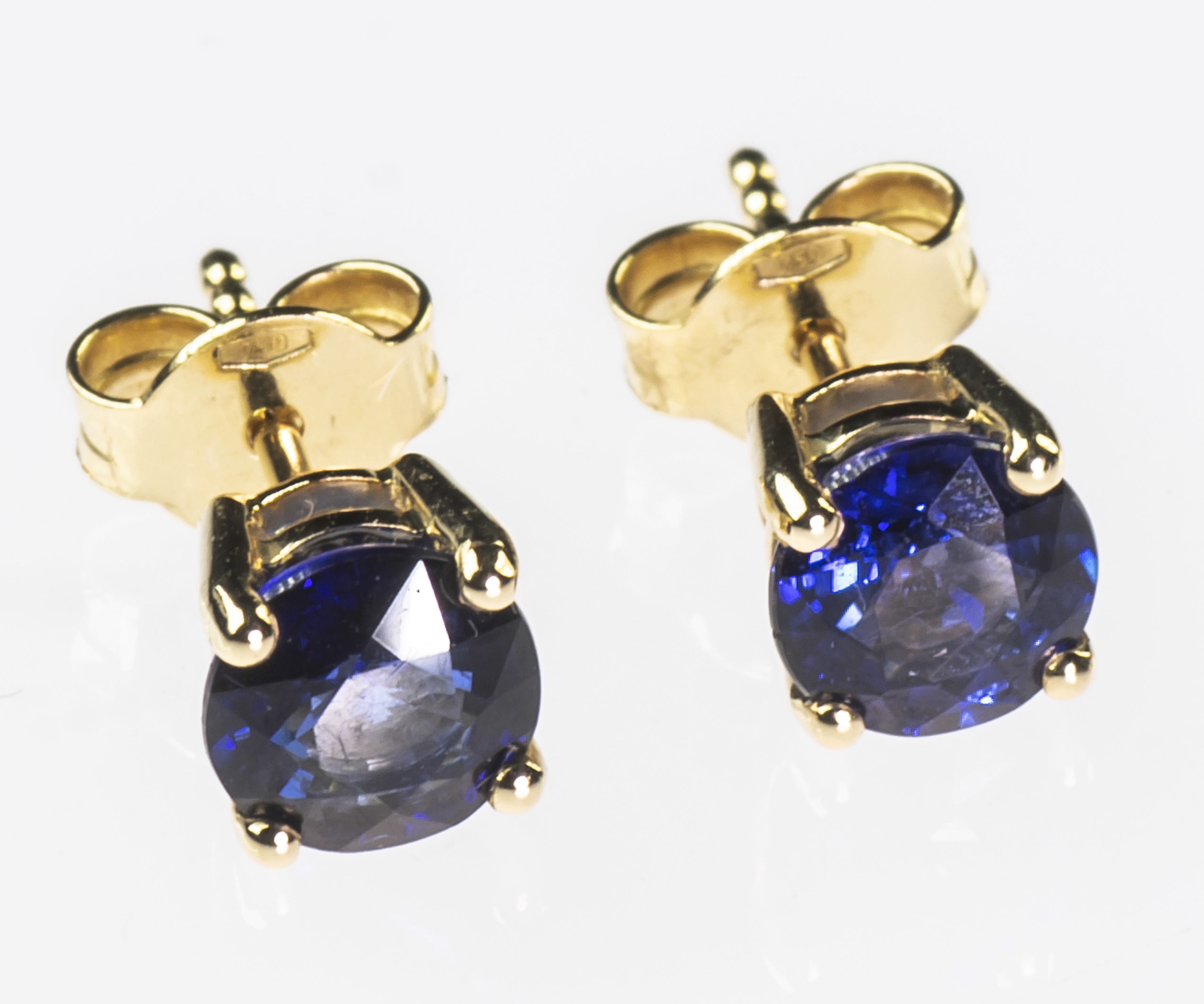 A PAIR OF 18CT YELLOW GOLD AND ROUND CUT SAPPHIRE EARRINGS
