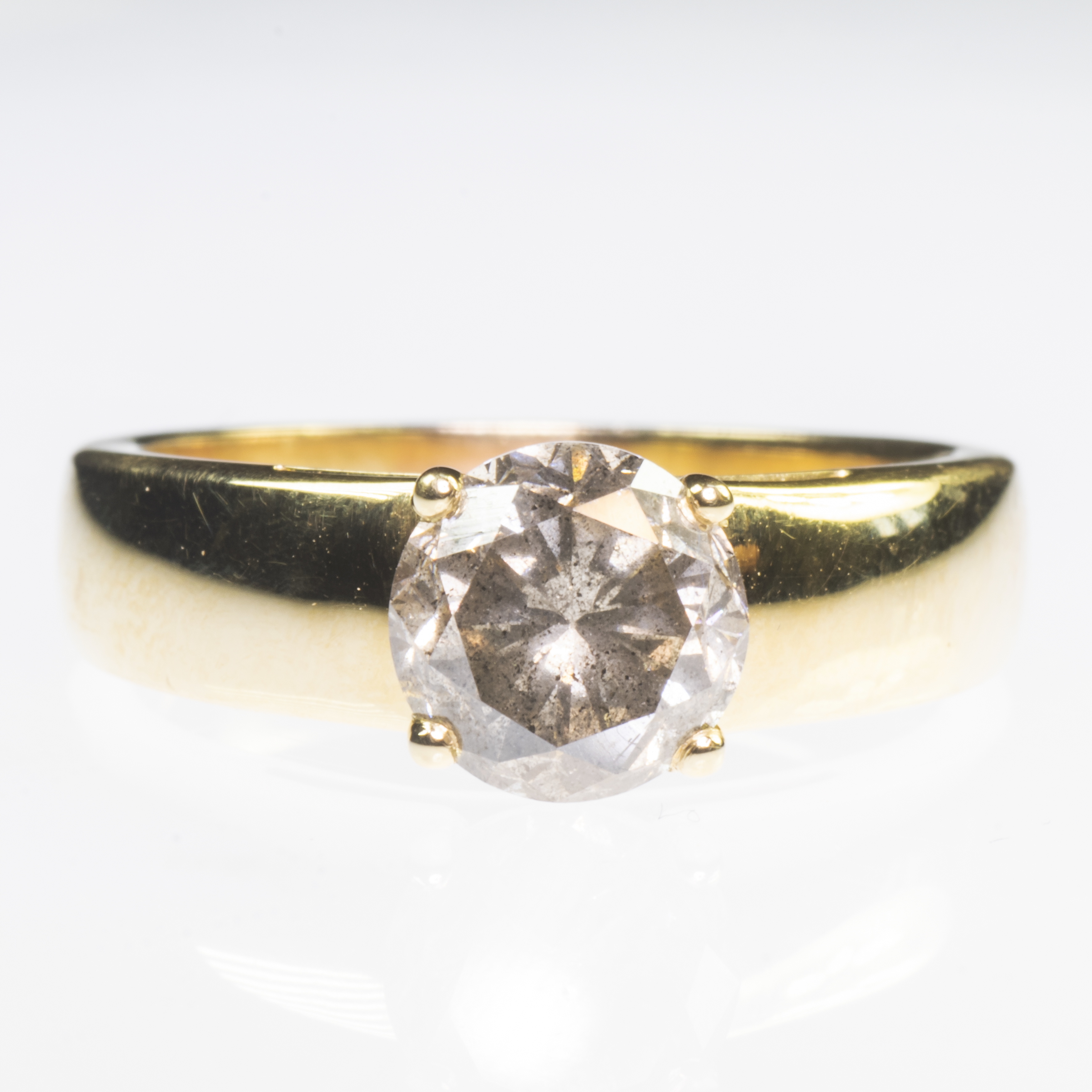 AN 18CT YELLOW GOLD AND BRILLIANT CUT DIAMOND RING