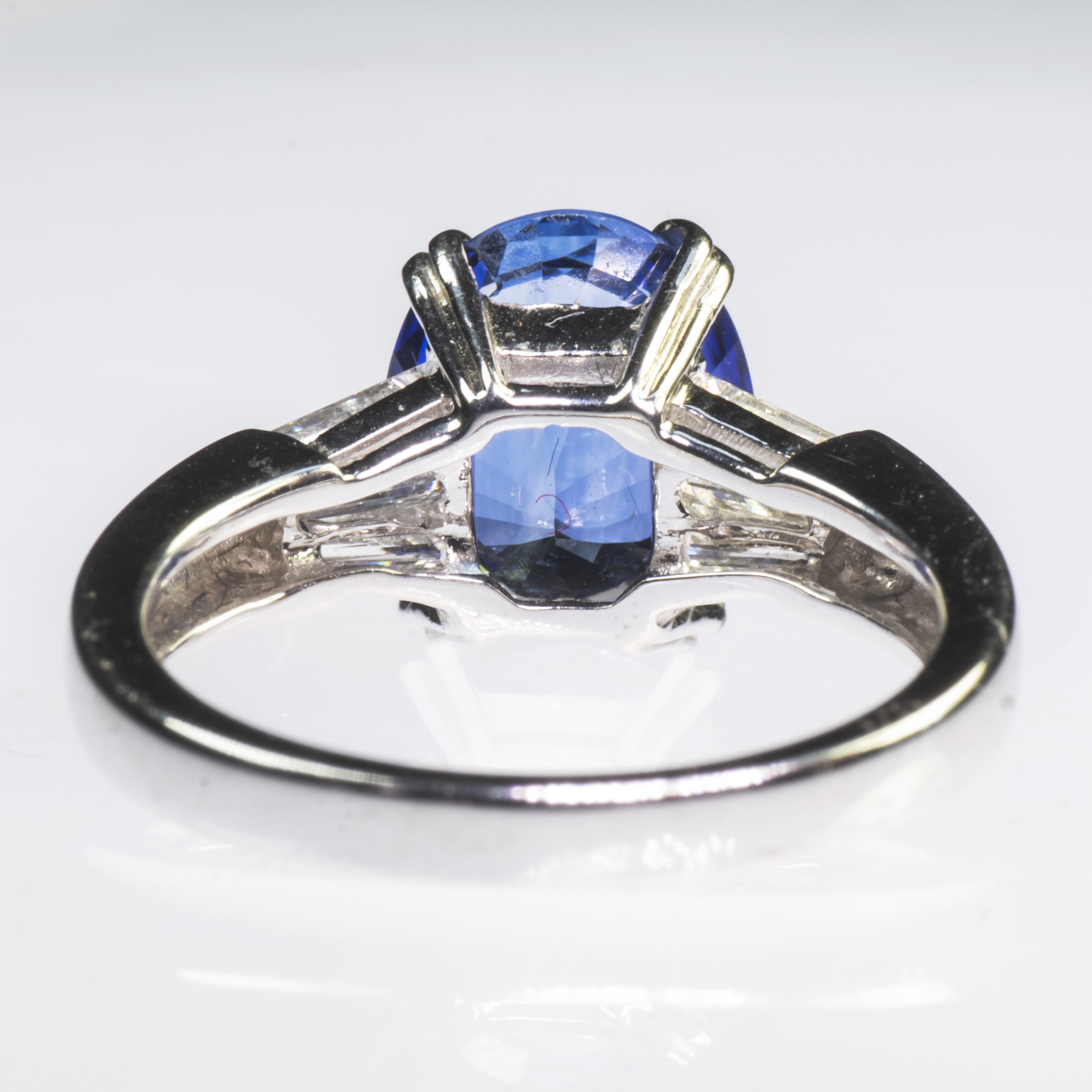 AN OVAL CUT FOUR CARAT SAPPHIRE AND BAGUETTE CUT DIAMOND RING - Image 3 of 3