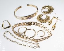 A COLLECTION OF 9CT YELLOW GOLD JEWELLERY