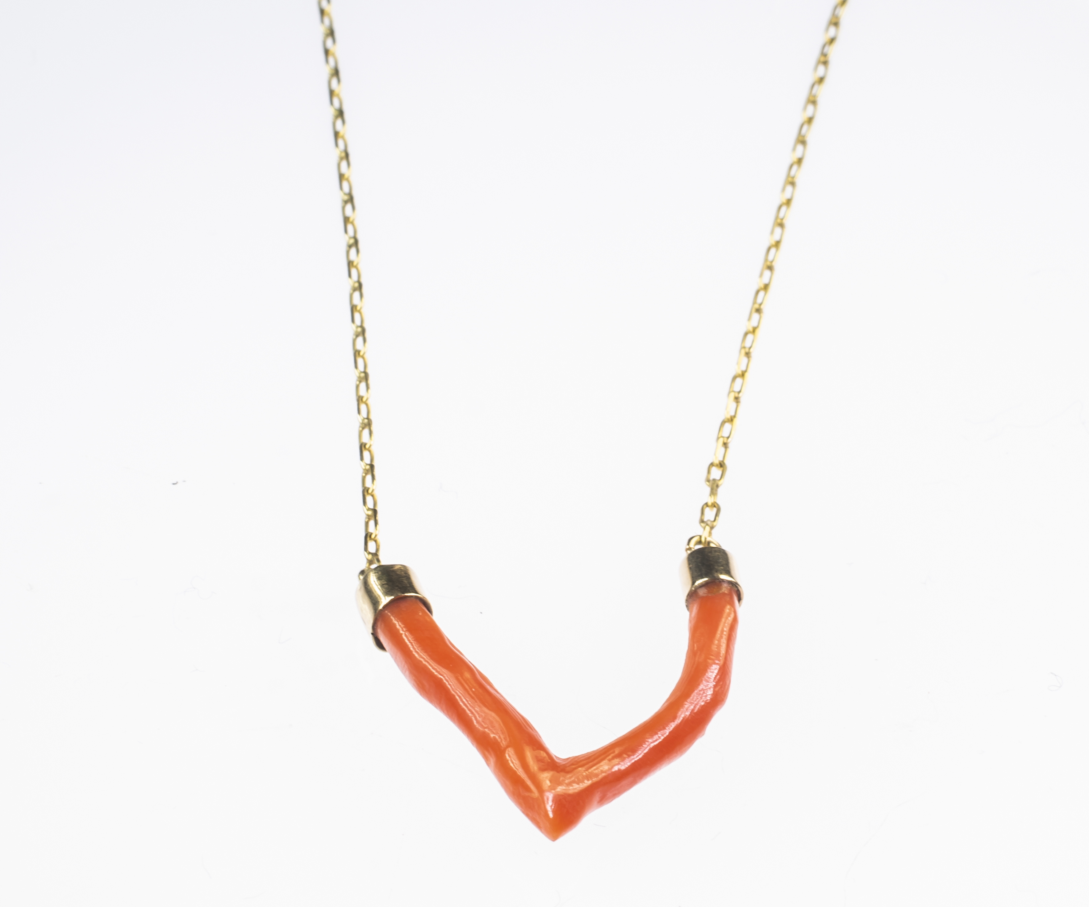 A CORAL AND 14CT YELLOW GOLD PENDANT