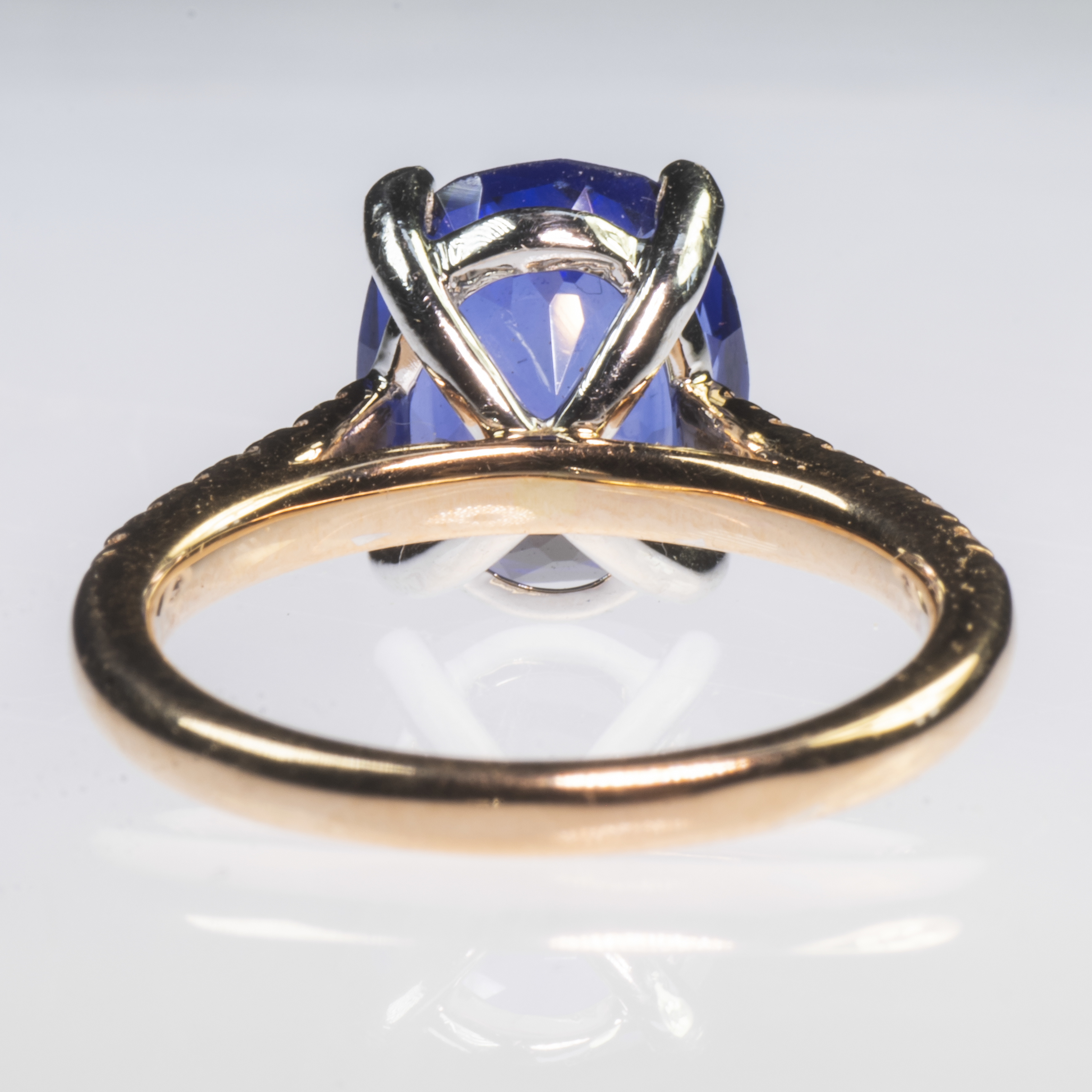 AN 18CT ROSE GOLD AND PLATINUM SYNTHETIC SAPPHIRE AND DIAMOND RING - Image 3 of 3