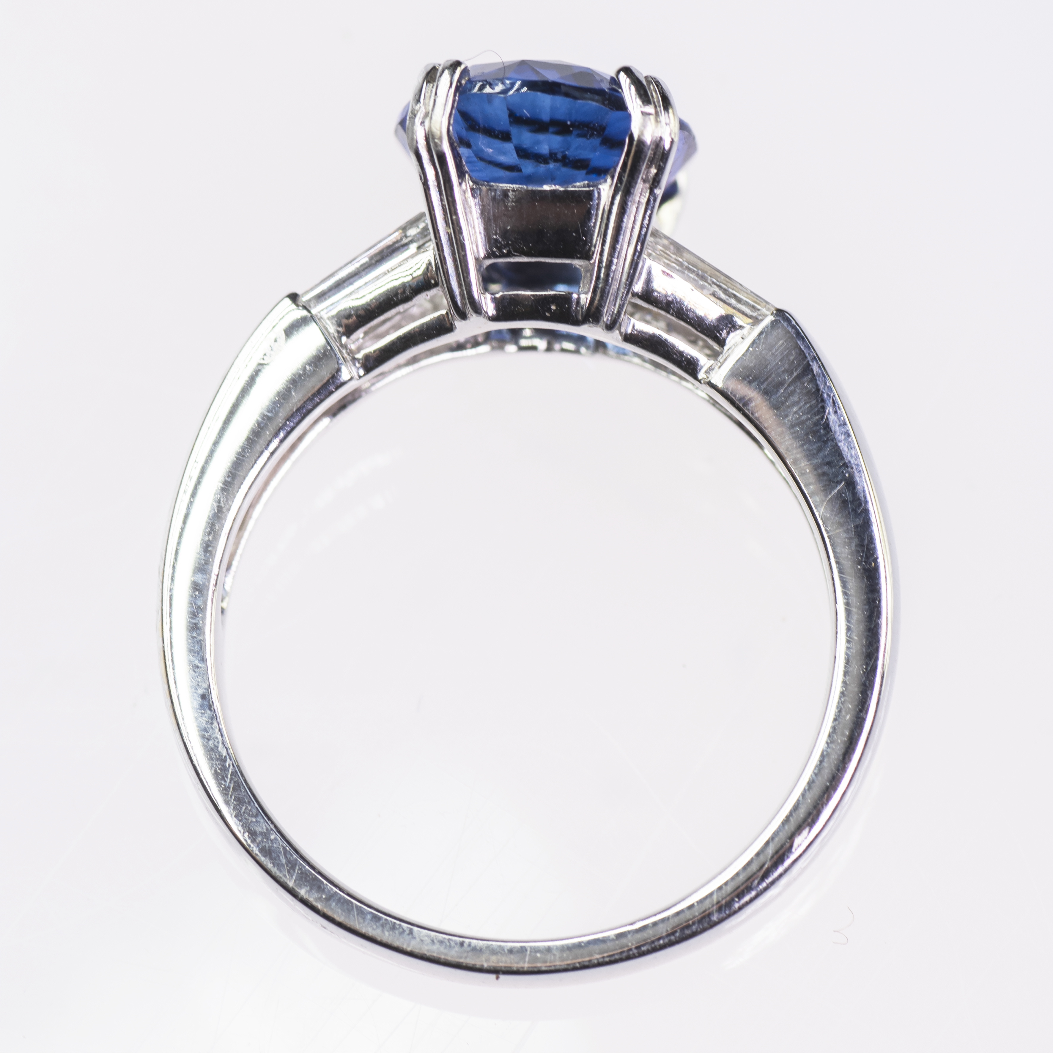 AN OVAL CUT FOUR CARAT SAPPHIRE AND BAGUETTE CUT DIAMOND RING - Image 2 of 3