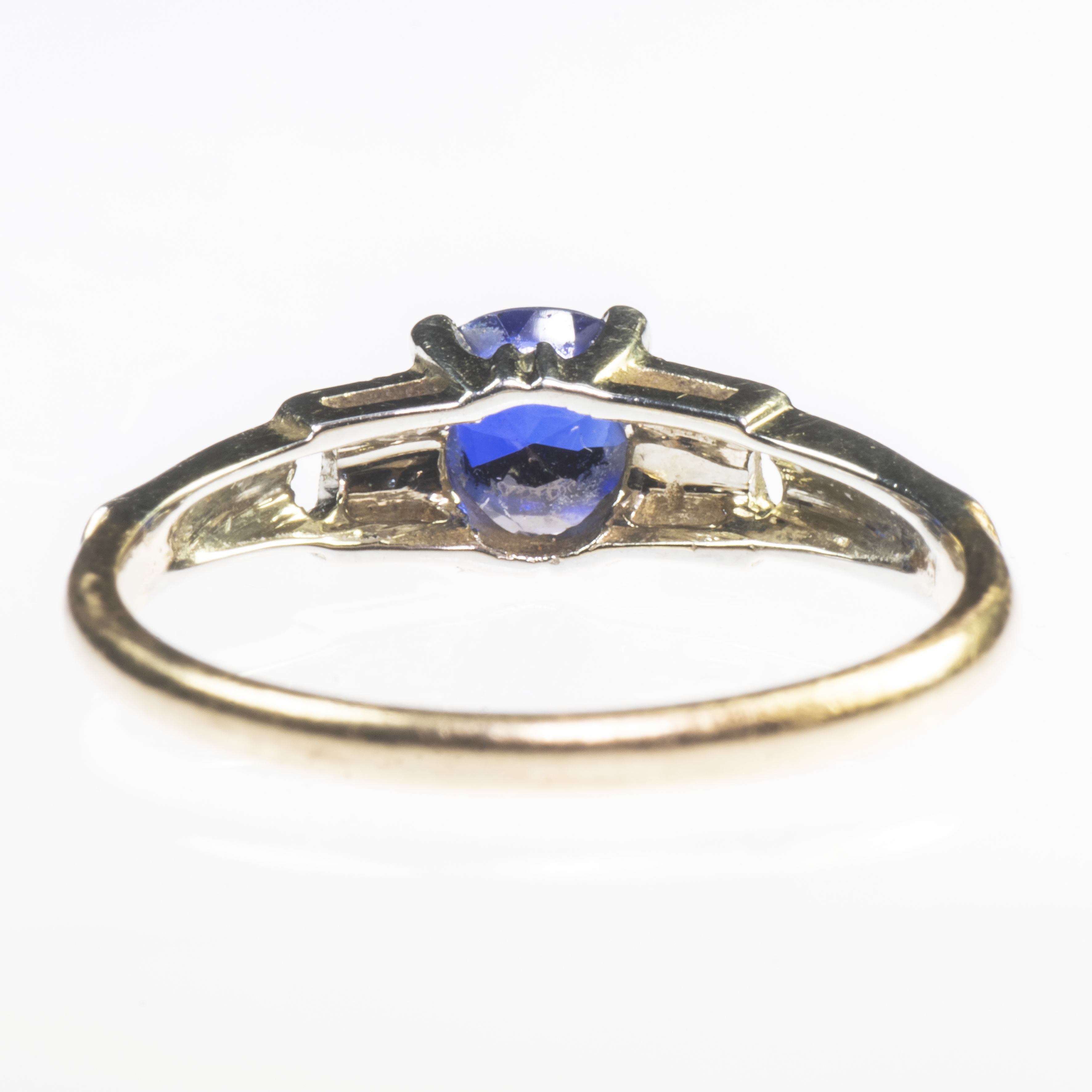 A GOLD AND ROUND CUT SAPPHIRE RING - Image 3 of 3