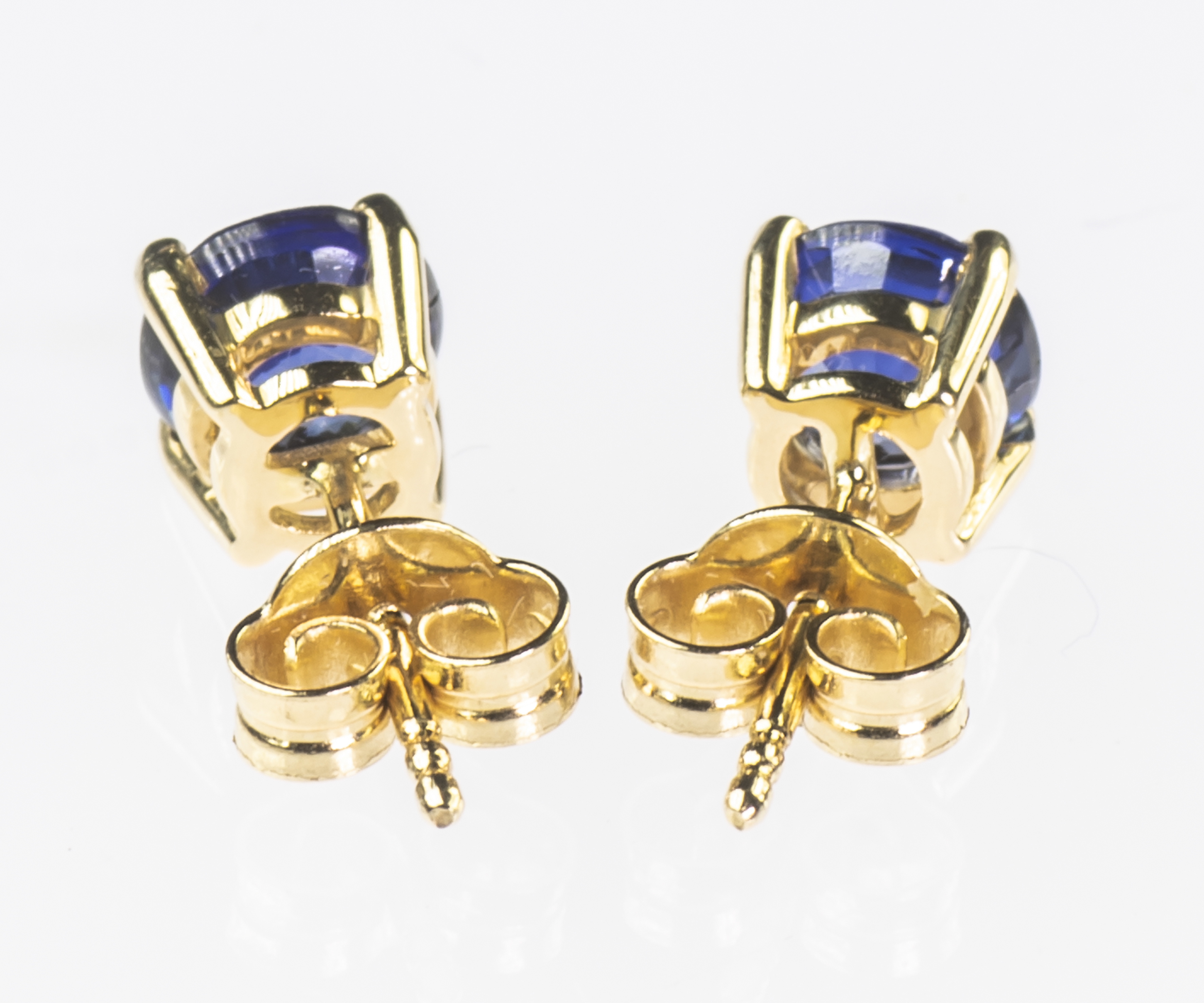 A PAIR OF 18CT YELLOW GOLD AND ROUND CUT SAPPHIRE EARRINGS - Image 2 of 2