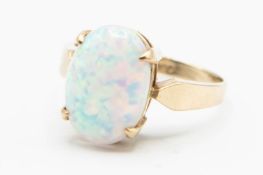 A 9CT YELLOW GOLD AND OPAL RING