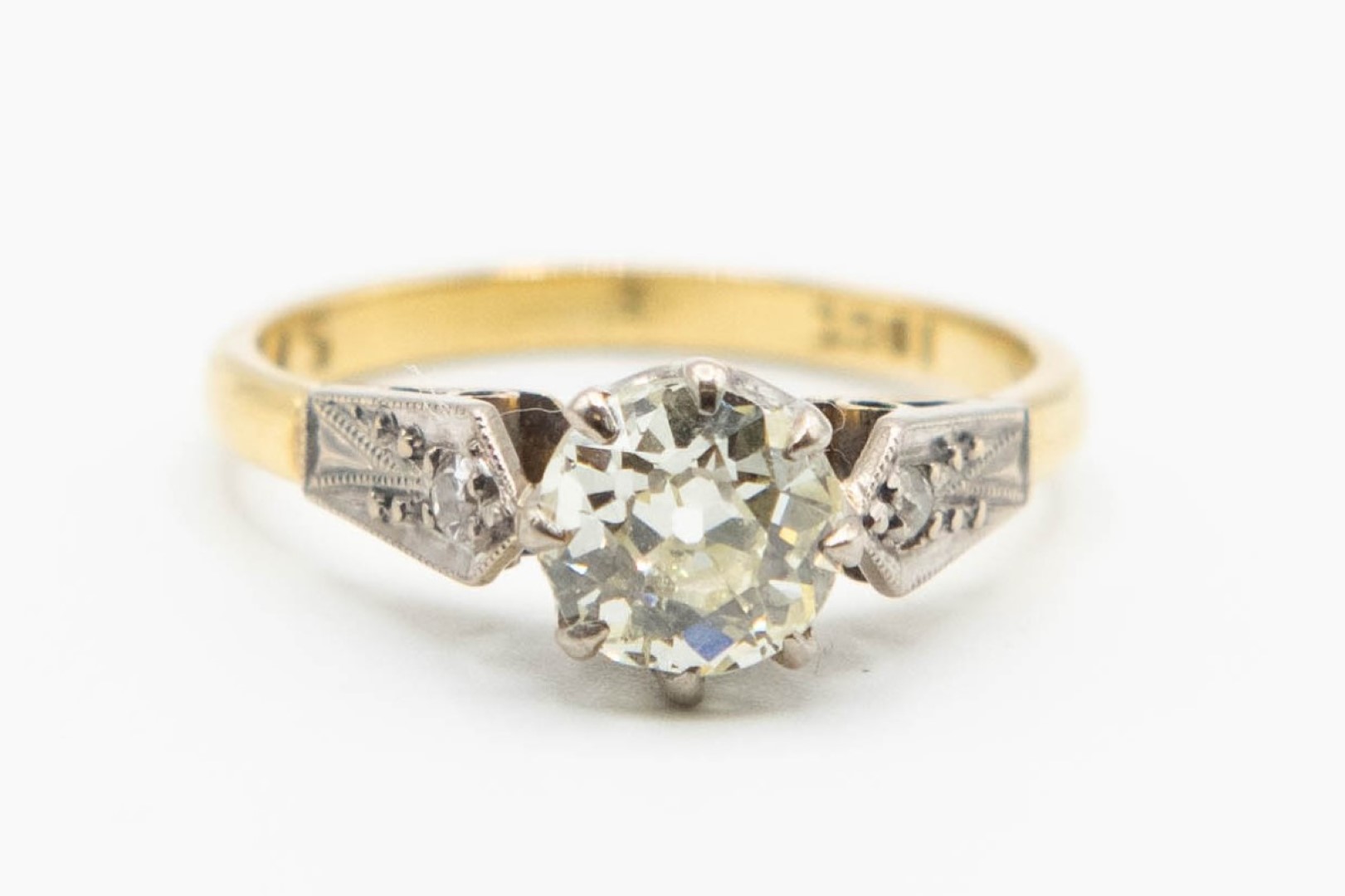 AN ART DECO 18CT YELLOW GOLD AND DIAMOND RING