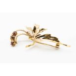 A 9CT YELLOW GOLD SPRAY BROOCH