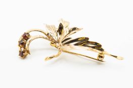 A 9CT YELLOW GOLD SPRAY BROOCH