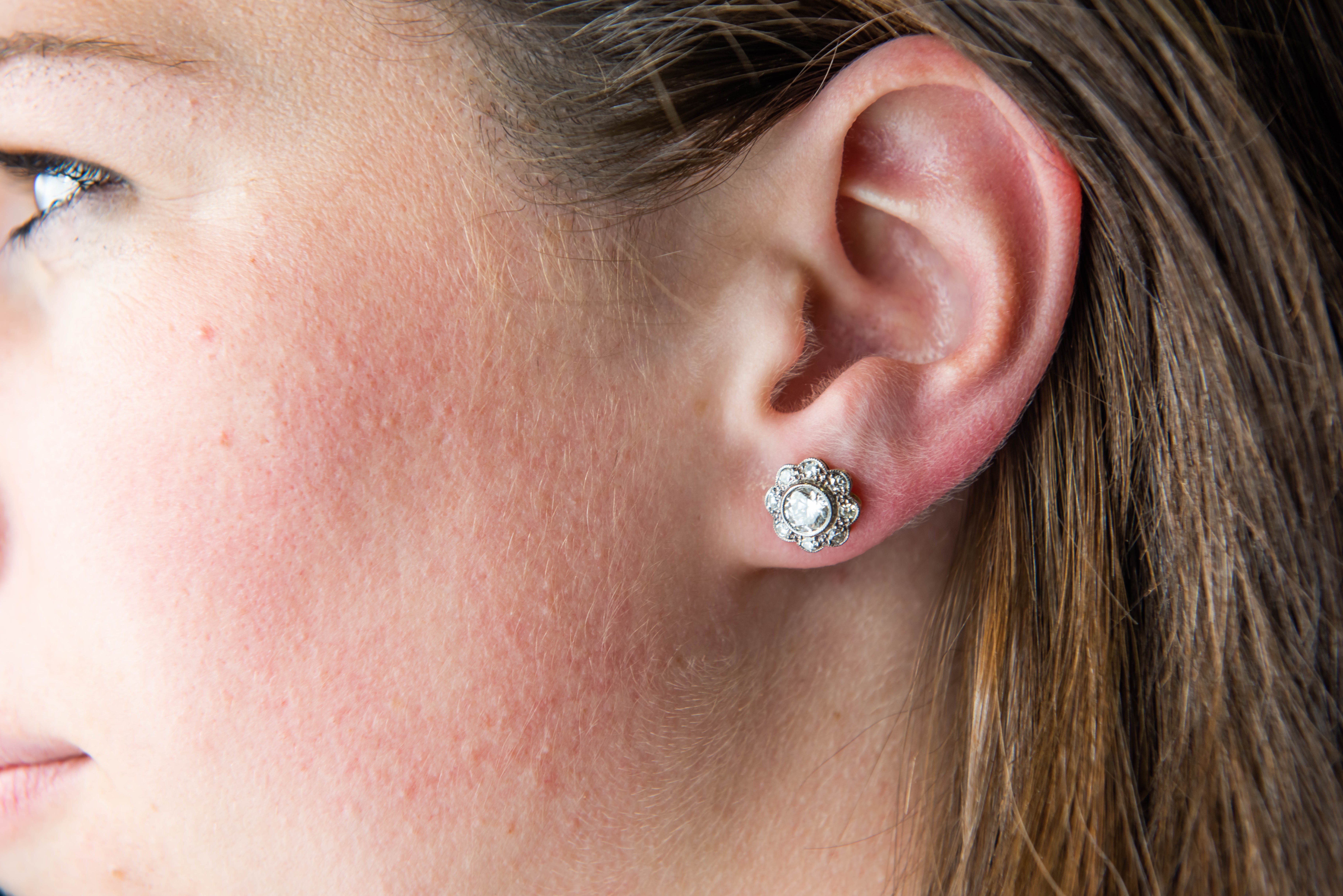 A PAIR OF DIAMOND STUD EARRINGS - Image 4 of 6