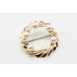 A 14CT YELLOW GOLD AND CULTURED PEARL BROOCH
