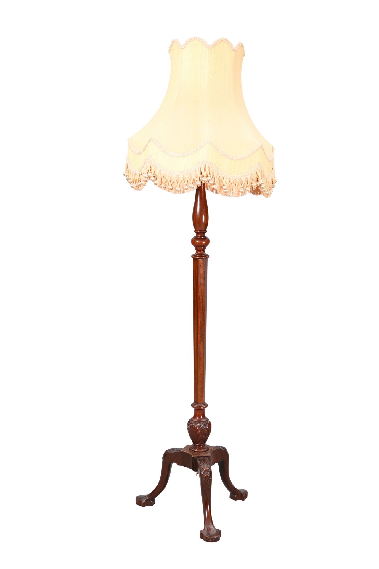 A GEORGIAN STYLE MAHOGANY STANDARD LAMP