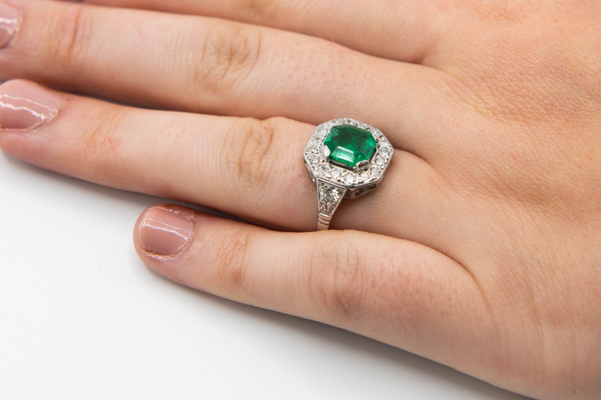 A COLOMBIAN EMERALD AND DIAMOND RING - Image 3 of 3