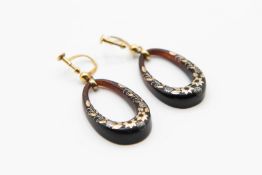 A PAIR OF TORTOISESHELL 9CT GOLD PIQUE EARRINGS