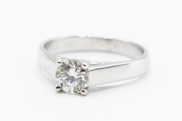 AN 18CT WHITE GOLD AND DIAMOND RING