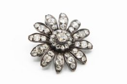 A VICTORIAN DIAMOND SET PENDANT BROOCH