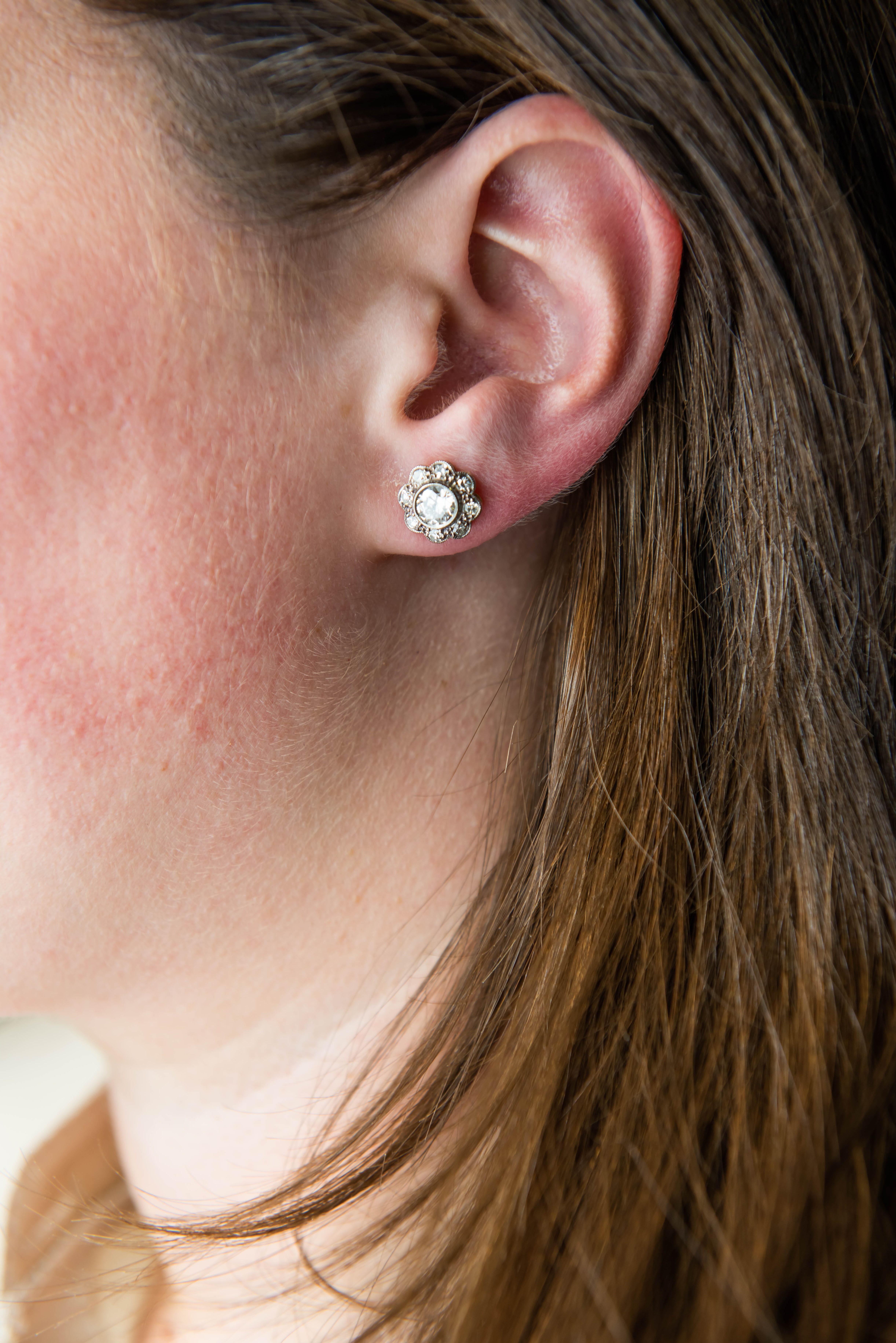 A PAIR OF DIAMOND STUD EARRINGS - Image 6 of 6