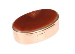 A LARGE ROSE GOLD AND AGATE SNUFF BOX
