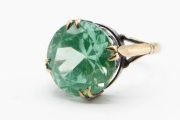 A 15CT YELLOW GOLD AND GREEN STONE RING
