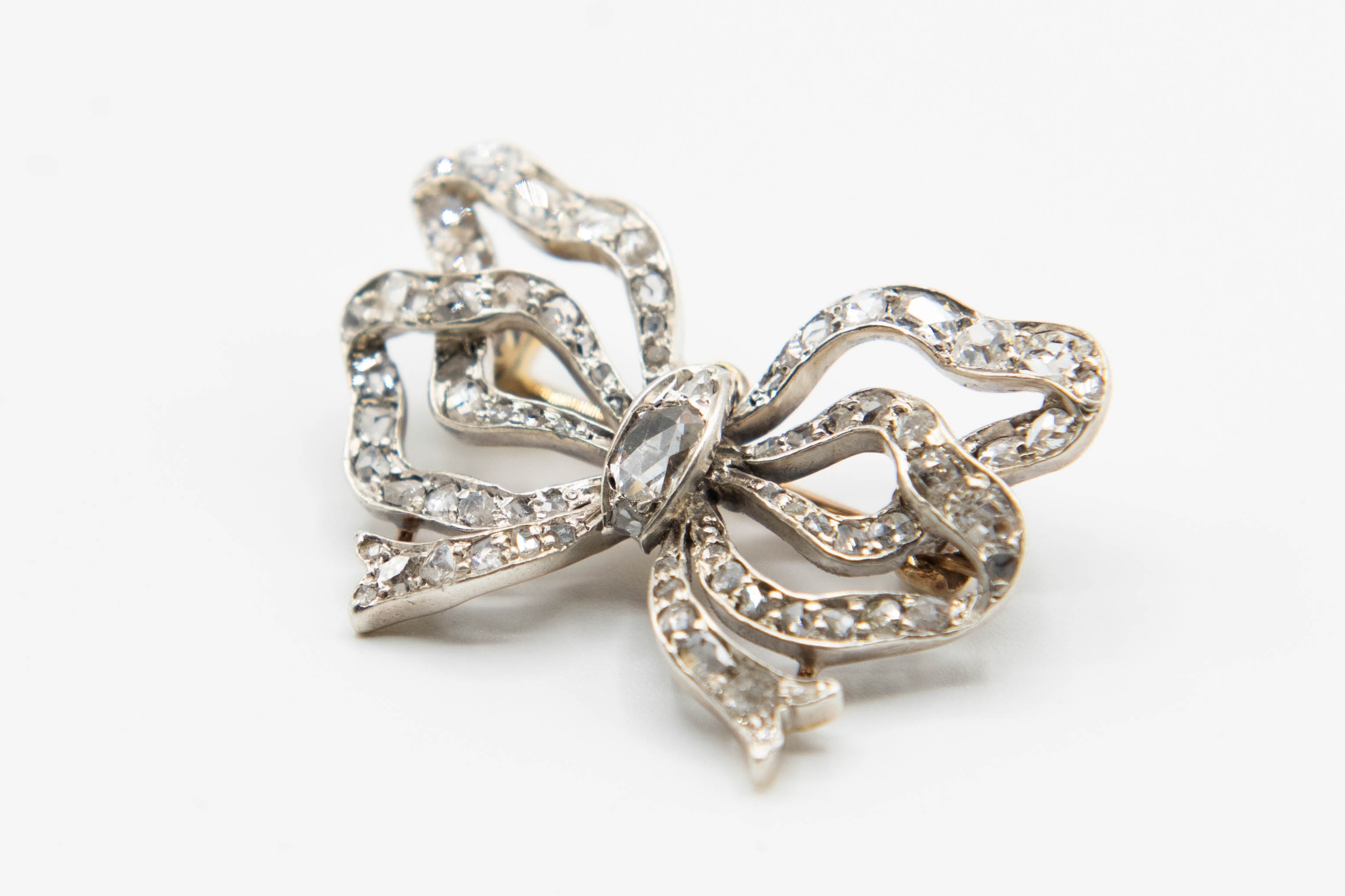 AN EARLY VICTORIAN DIAMOND SET BOW BROOCH