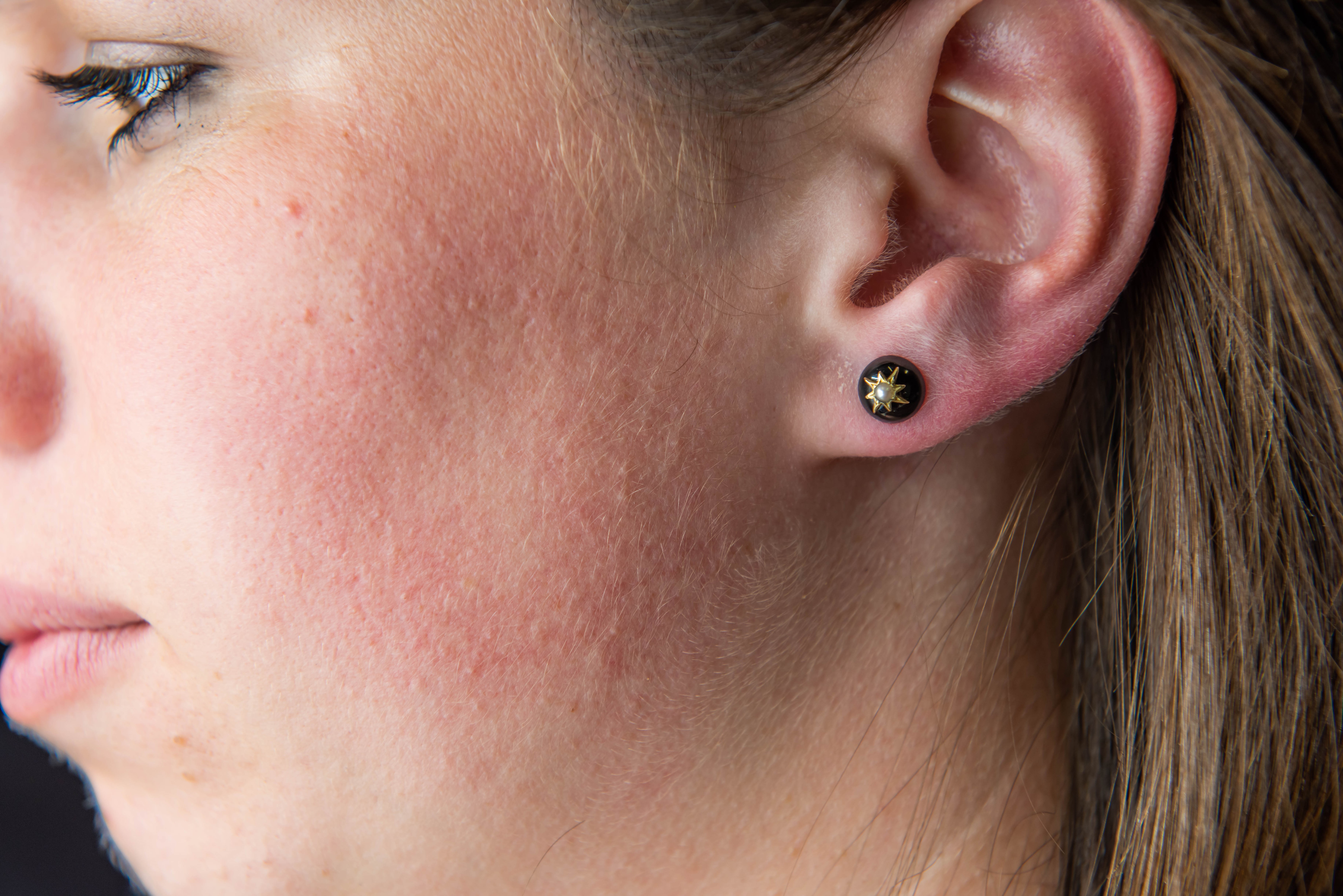 A PAIR OF BLACK ONYX STUD EARRINGS - Image 5 of 5