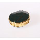 A GOLD-MOUNTED HARDSTONE SNUFF BOX