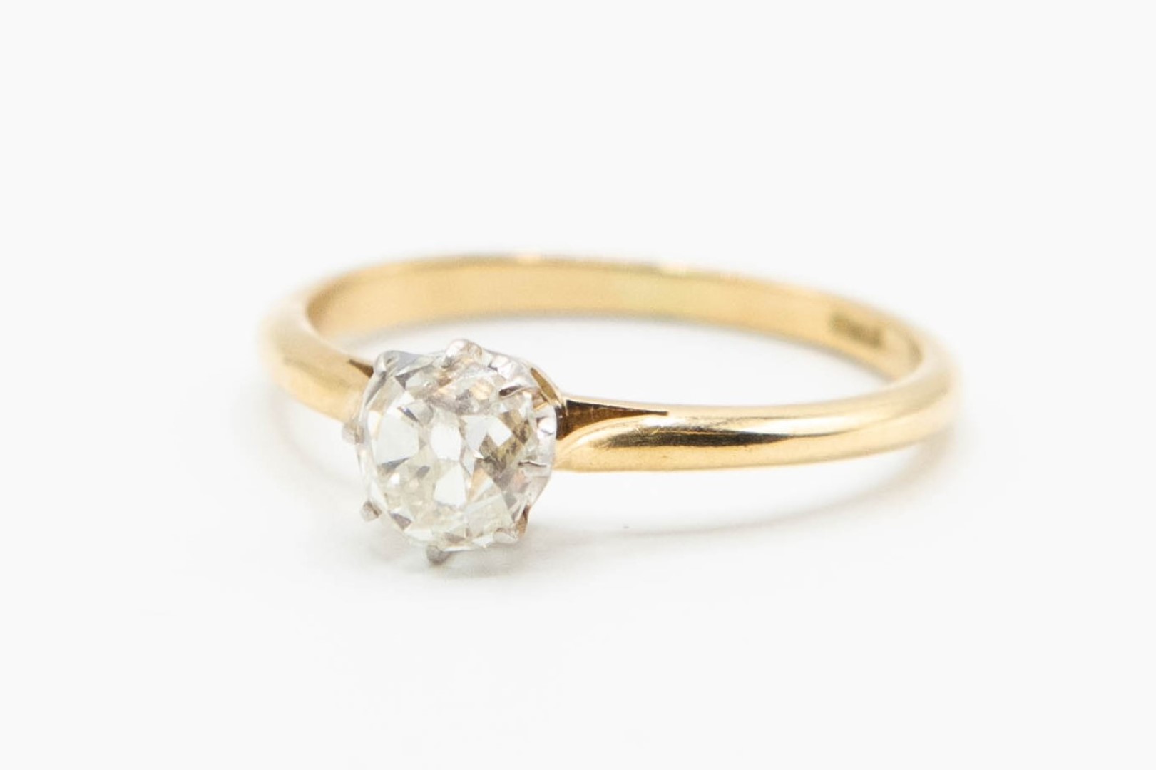 AN 18CT YELLOW GOLD AND DIAMOND RING