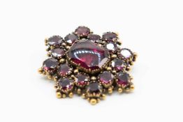 A MID 19TH CENTURY GARNET SET BROOCH