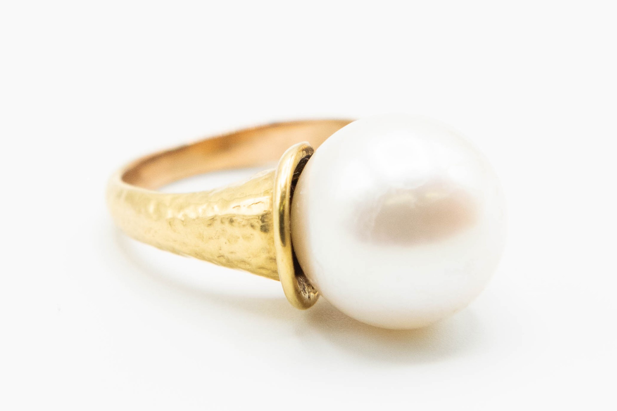 A CULTURED PEARL RING BY ERIC BAGGE