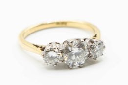 AN 18CT YELLOW GOLD AND DIAMOND RING