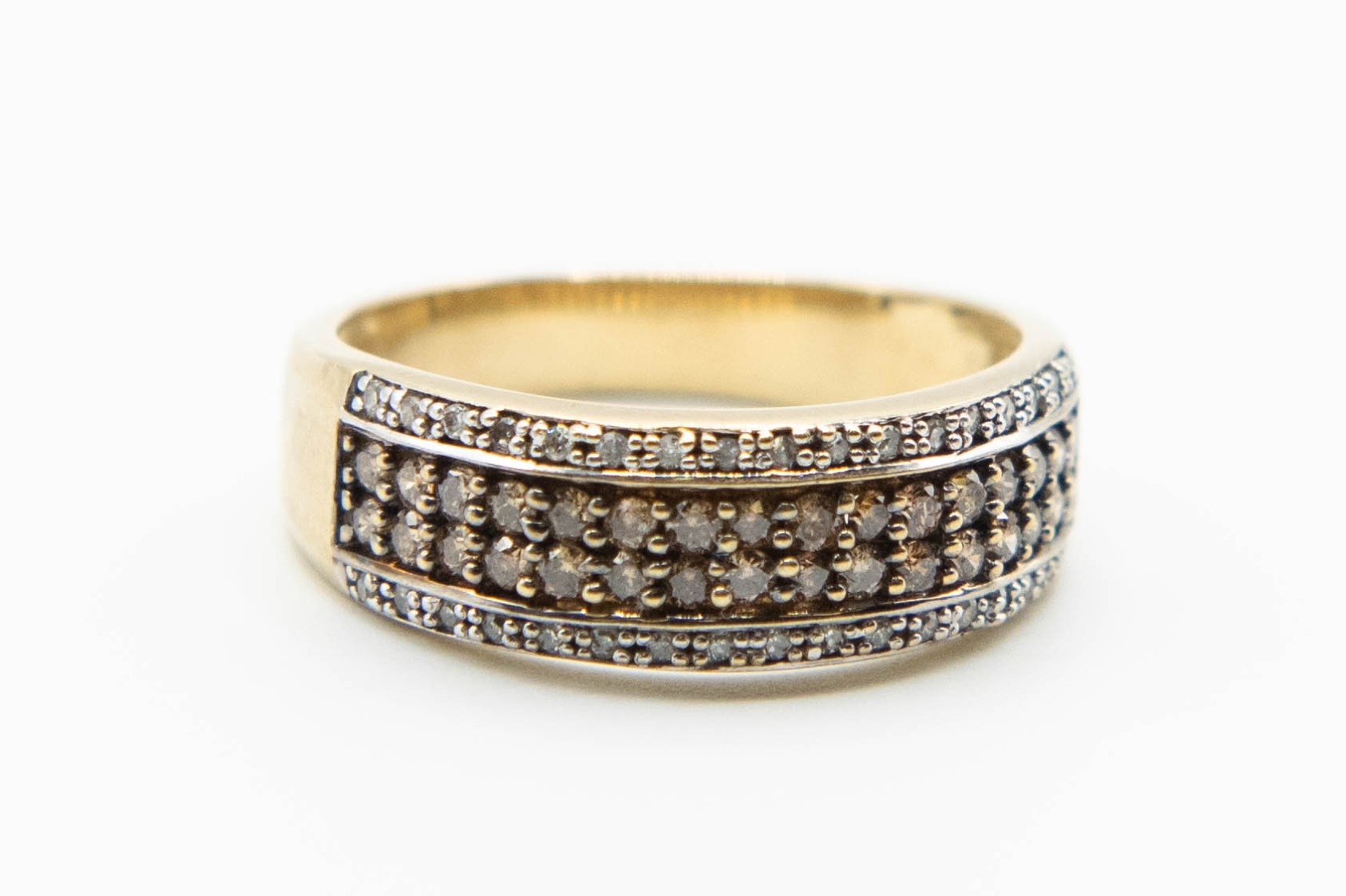 A 9CT YELLOW GOLD AND DIAMOND RING
