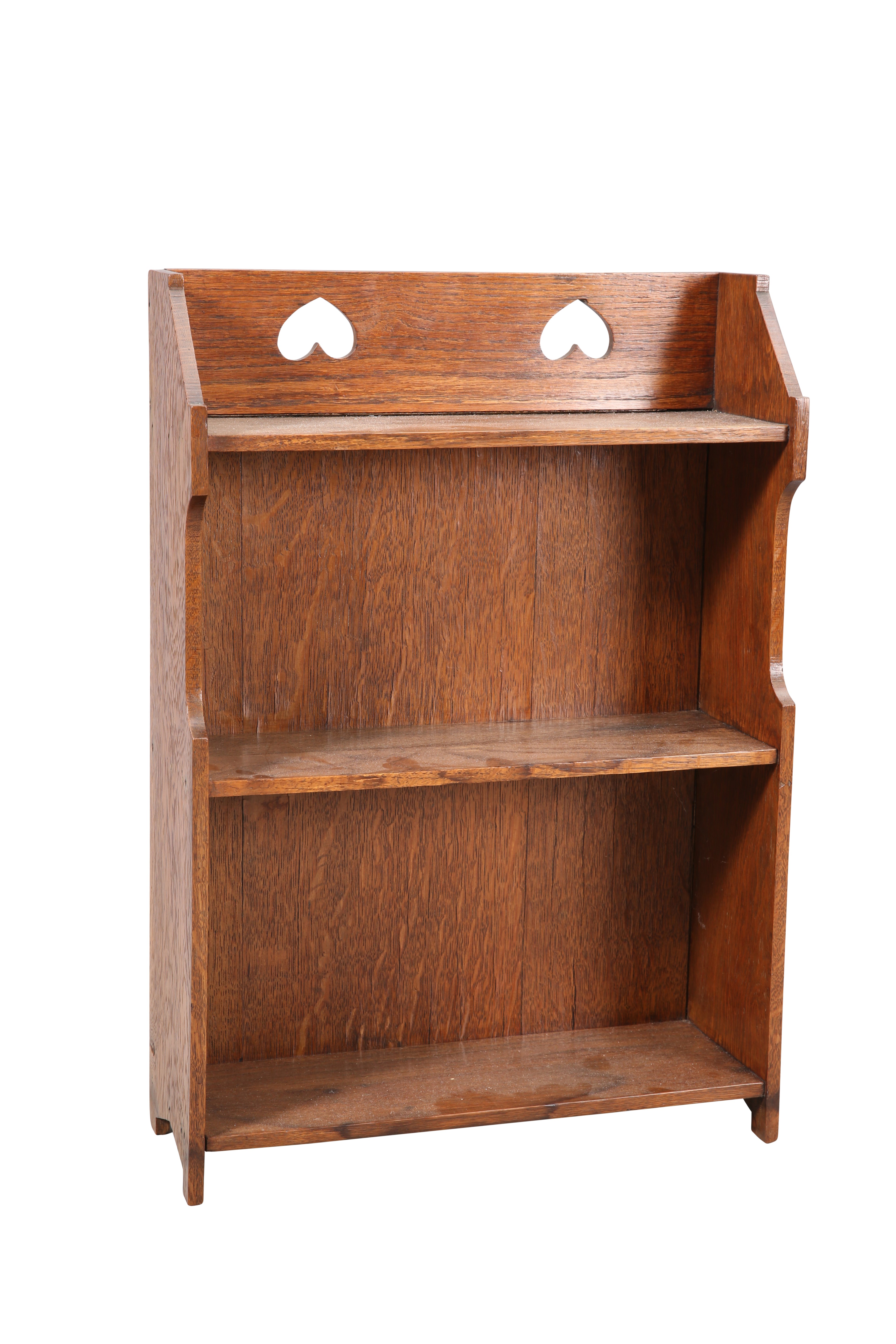 AN ARTS AND CRAFTS SMALL OAK OPEN BOOKCASE, c.1910