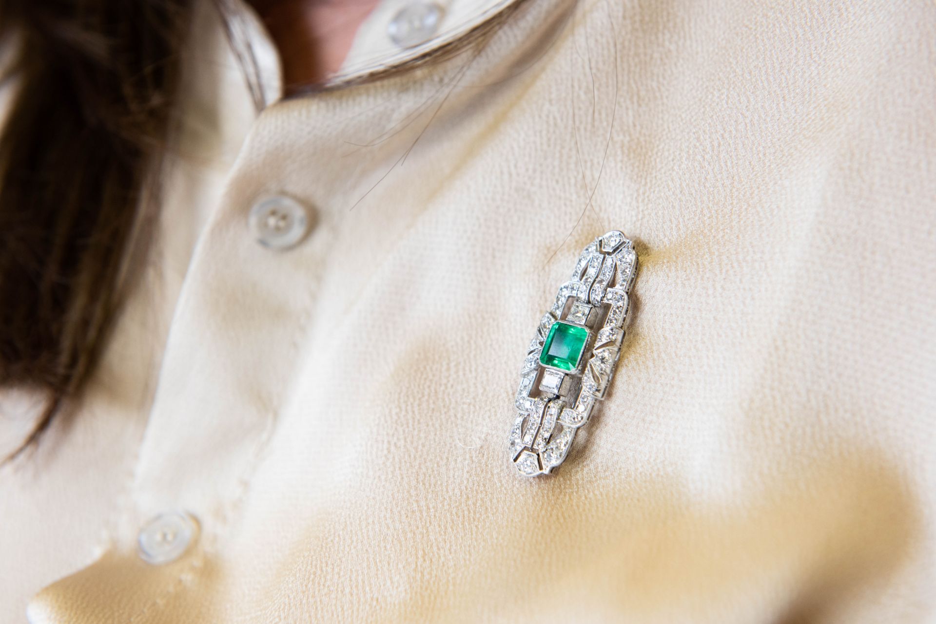 AN EDWARDIAN EMERALD AND DIAMOND BROOCH - Image 3 of 3