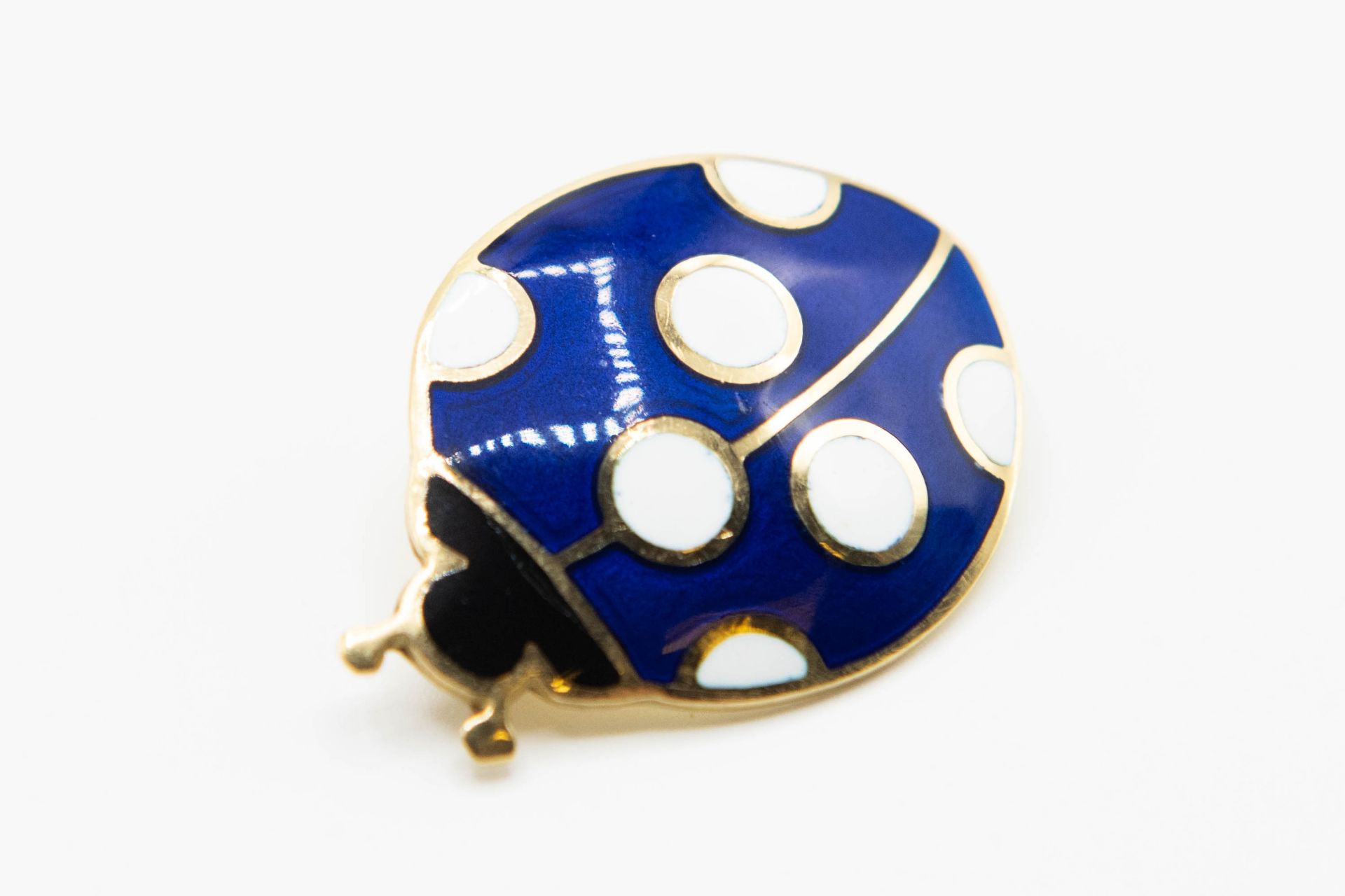 AN 18CT YELLOW GOLD AND ENAMEL BROOCH