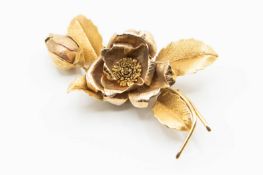 AN 18CT YELLOW GOLD FLORAL BROOCH