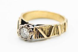 AN 18CT YELLOW GOLD AND DIAMOND RING