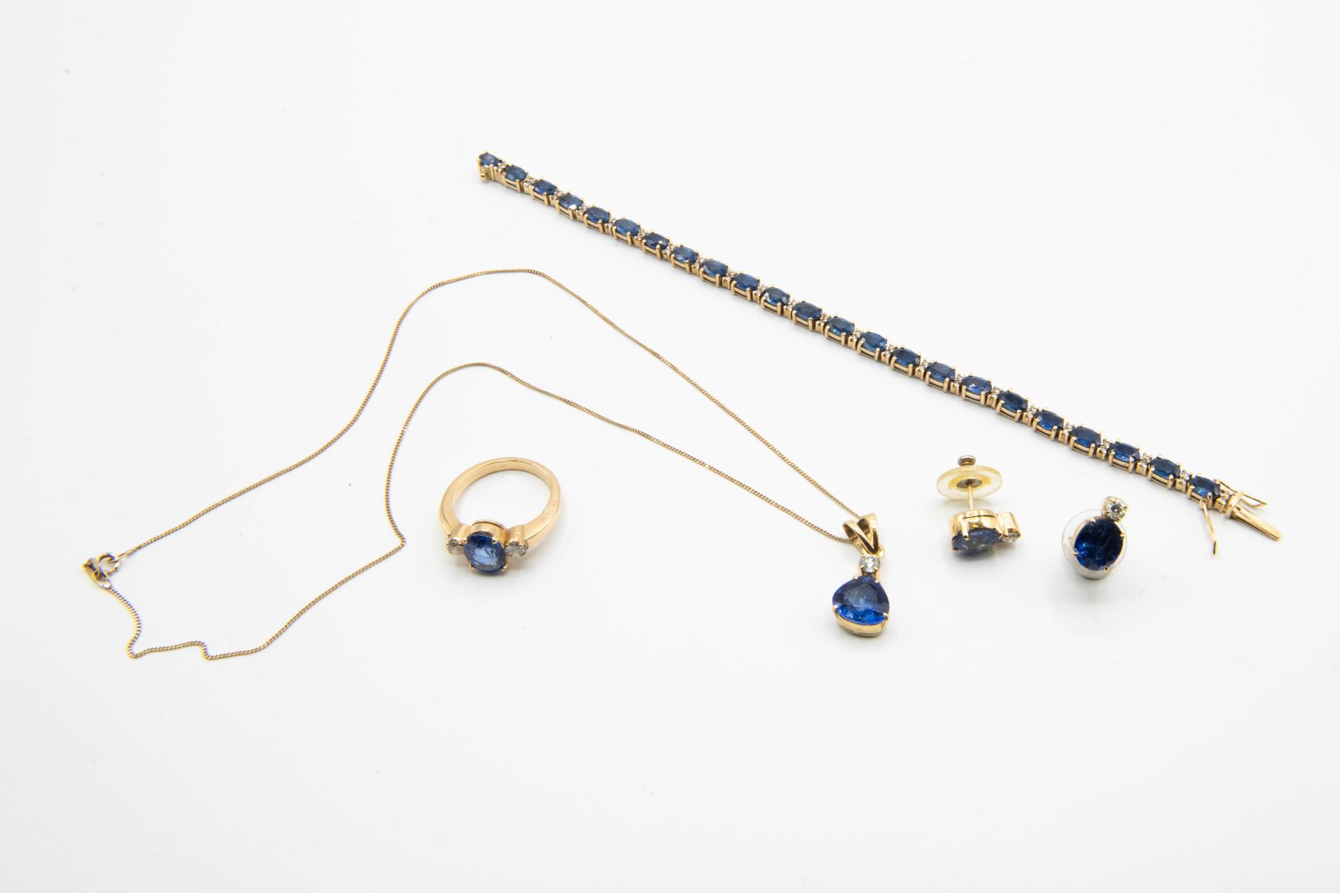 A SUITE OF SAPPHIRE AND DIAMOND SET JEWELLERY