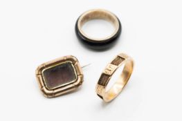 A MID VICTORIAN 15CT YELLOW GOLD MOURNING RING