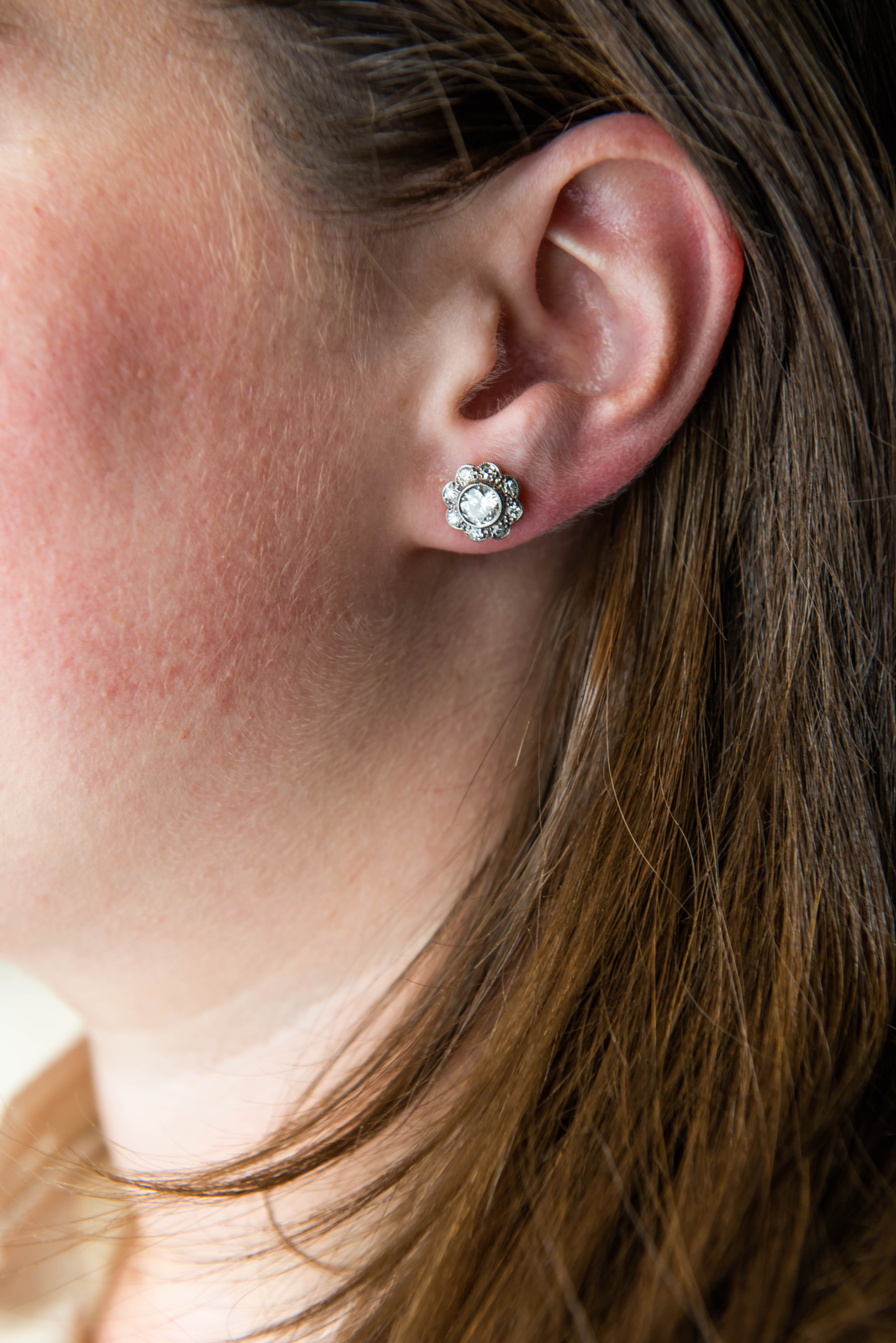 A PAIR OF DIAMOND STUD EARRINGS - Image 2 of 6