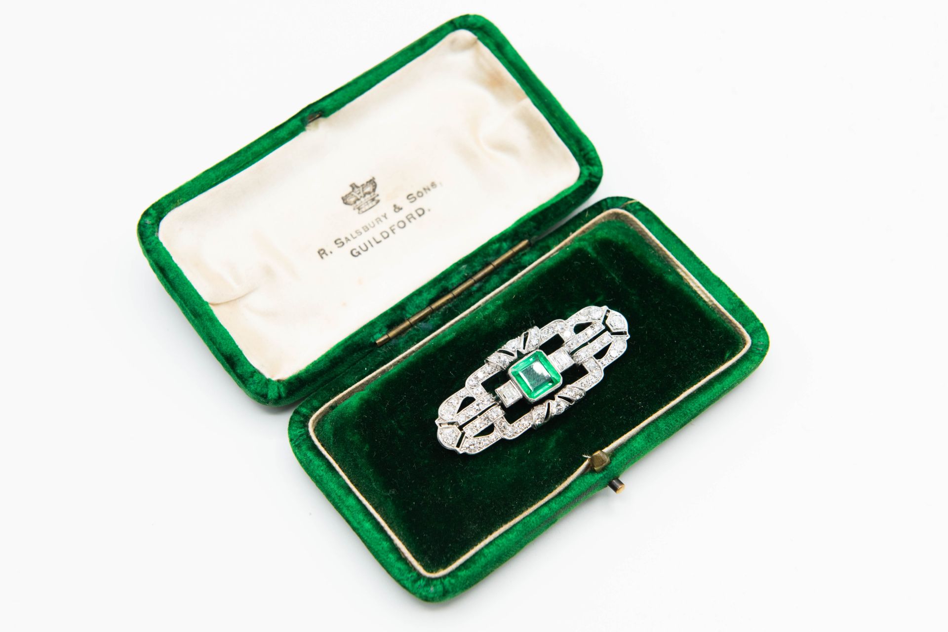 AN EDWARDIAN EMERALD AND DIAMOND BROOCH