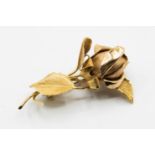 AN 18CT YELLOW GOLD ROSE BUD BROOCH