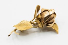 AN 18CT YELLOW GOLD ROSE BUD BROOCH