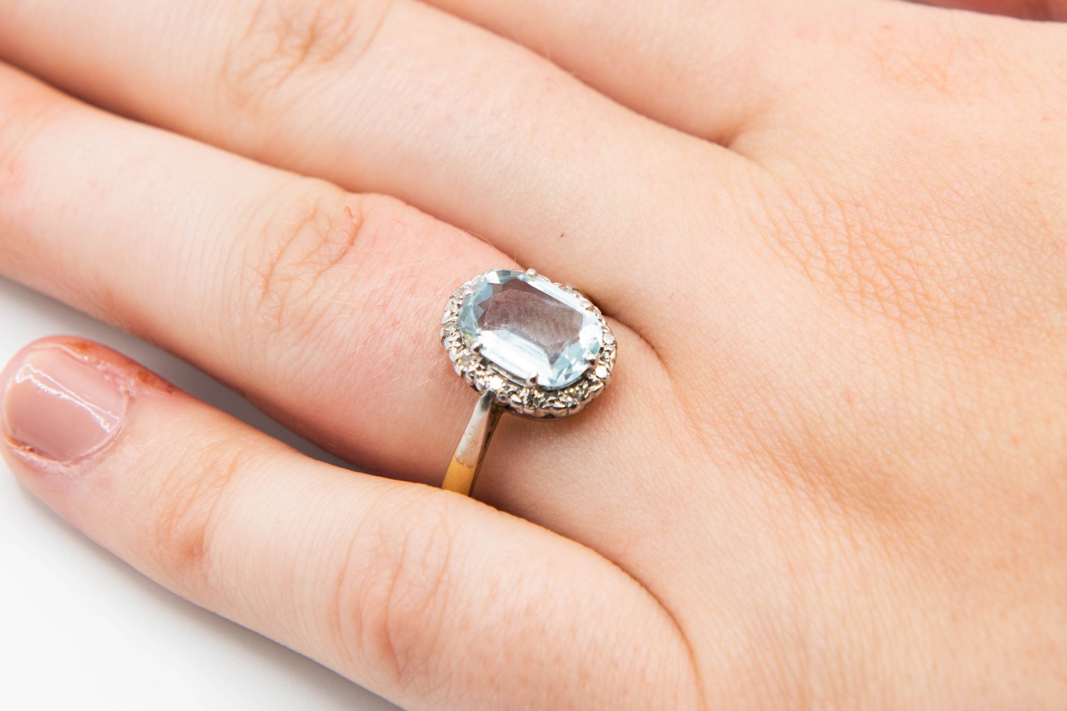 AN AQUAMARINE AND DIAMOND RING - Image 3 of 5