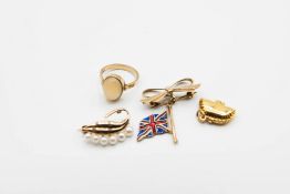 A COLLECTION OF YELLOW GOLD JEWELLERY