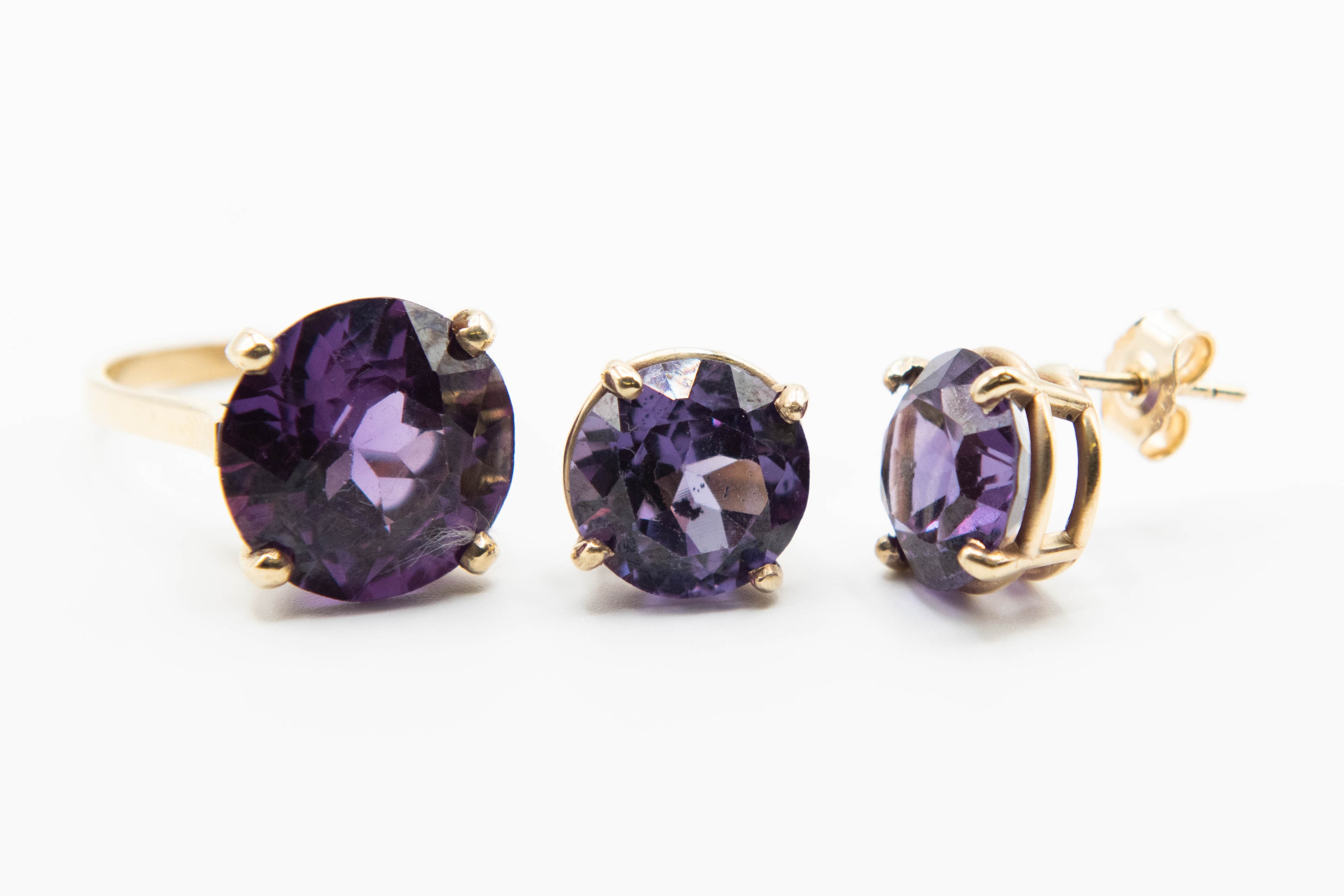 A PAIR OF SYNTHETIC COLOUR CHANGE CORUNDUM EARRINGS AND MATCHING RING