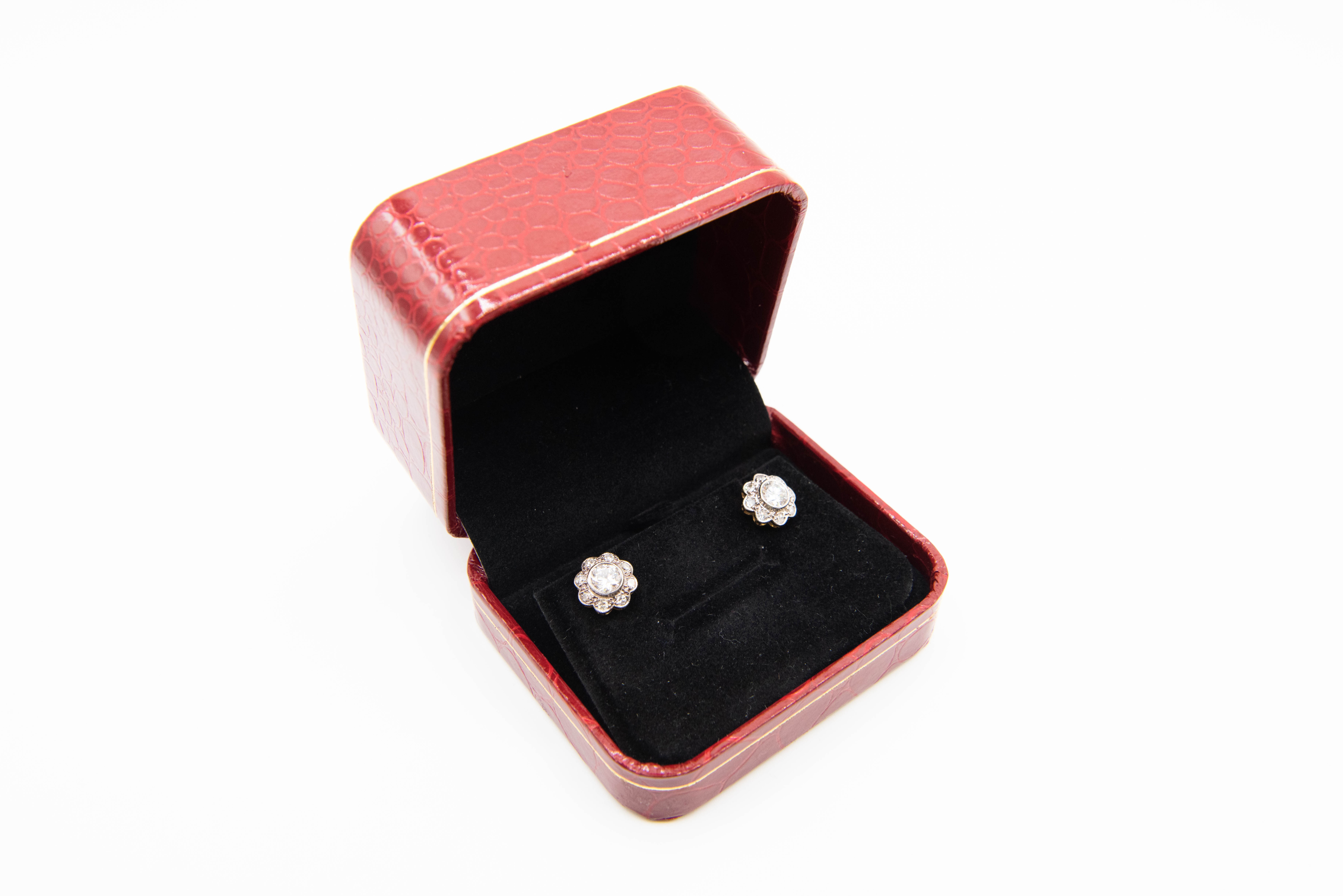 A PAIR OF DIAMOND STUD EARRINGS