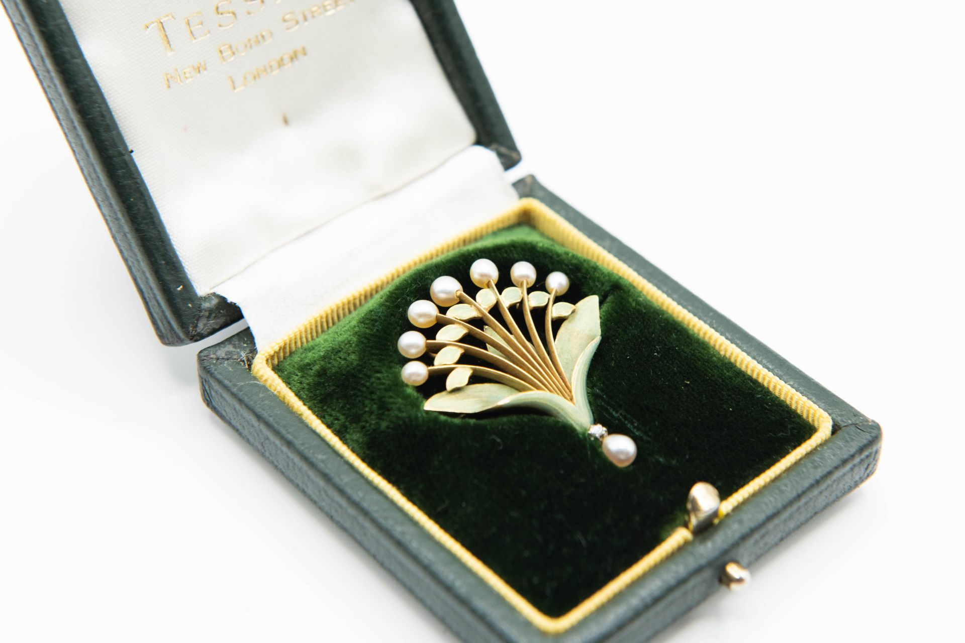 AN ART NOUVEAU 18CT YELLOW GOLD, ENAMEL AND SEED PEARL BROOCH BY AUGUSTE BEAUDOUIN
